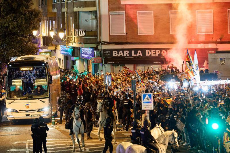 Así ha sido el espectacular recibimiento de la afición al Valencia en Mestalla