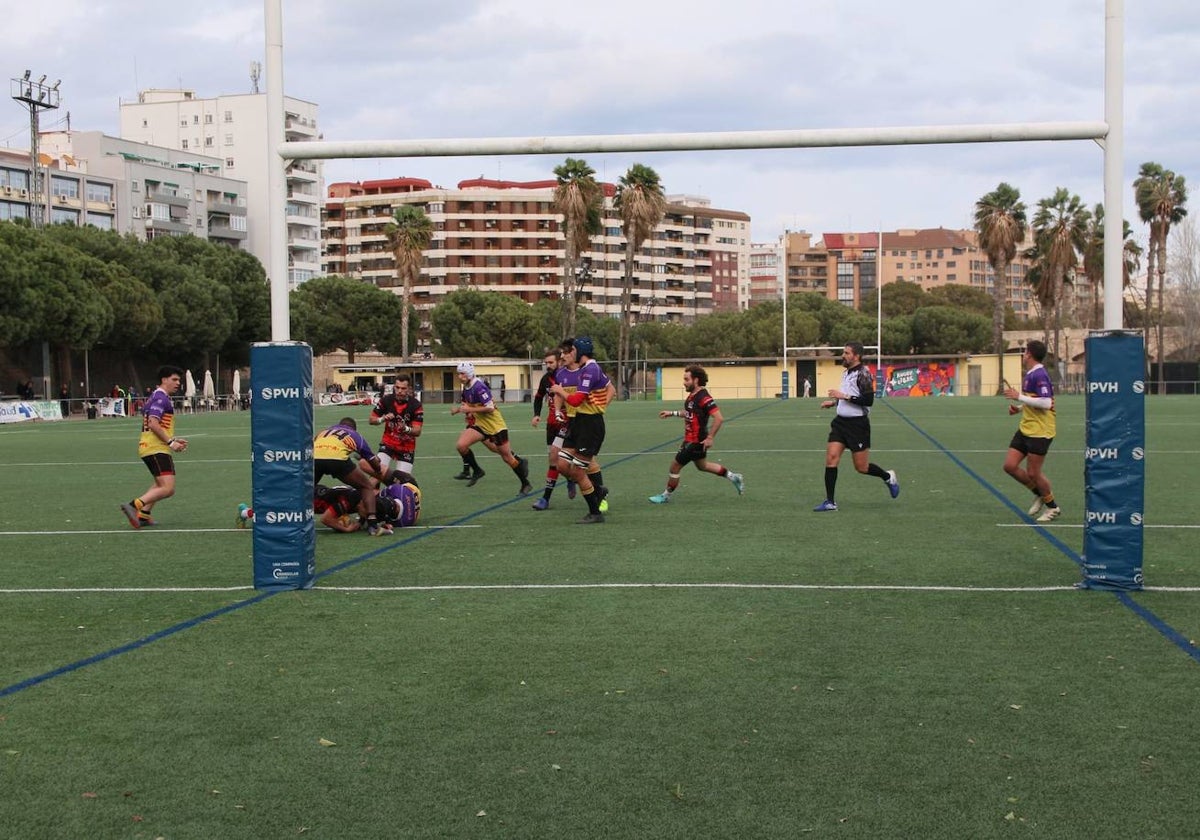 Disputa de la pelota en el partido CAU-CEU