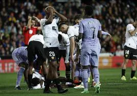 Conmoción entre los futbolistas por la grave lesión de Diakhaby en el Valencia - Real Madrid