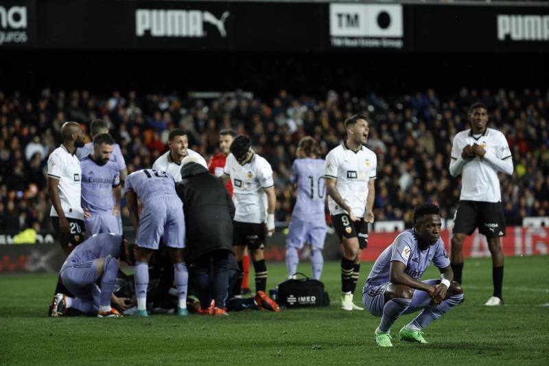 Conmoción entre los futbolistas por la grave lesión de Diakhaby en el Valencia - Real Madrid