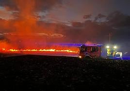 Los bomberos, durante las labores de extinción del fuego.