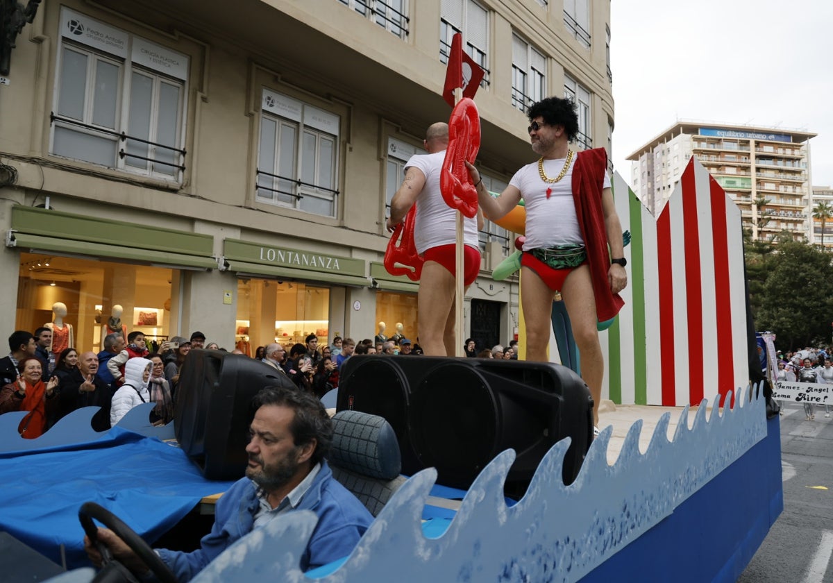 Dos participantes en la cabalgata del Ninot, este sábado.