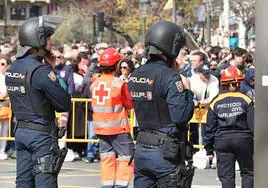 Policías, personal de Cruz Roja y Protección Civil, en la mascletà de este domingo.