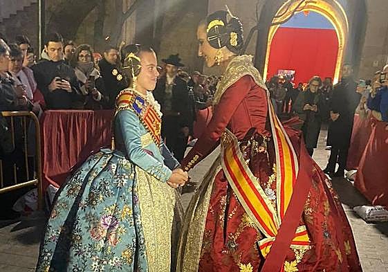 Las falleras mayores de Valencia, María Estela Arlandis y Marina García, preparadas para la Crida.