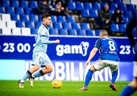 Sergio Lozano conduce el balón durante el partido del sábado en Oviedo.