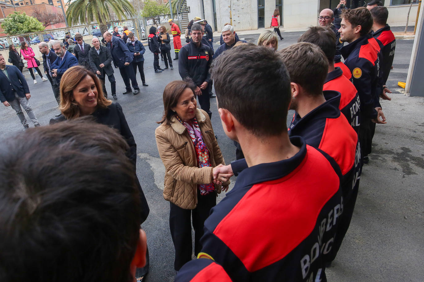 Visita de la ministra Margarita Robles a los bomberos de Valencia