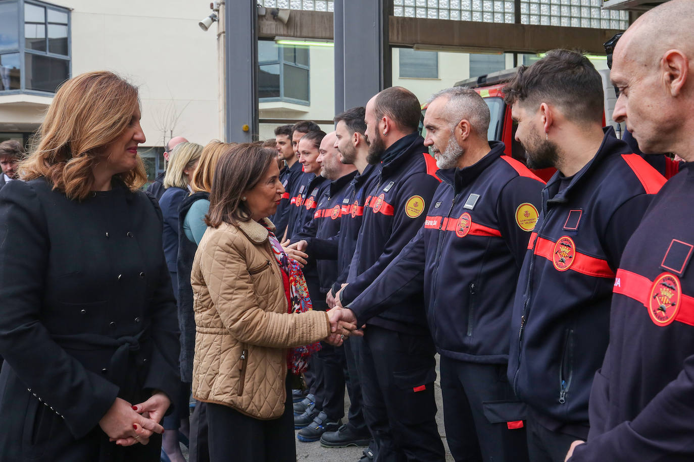 Visita de la ministra Margarita Robles a los bomberos de Valencia