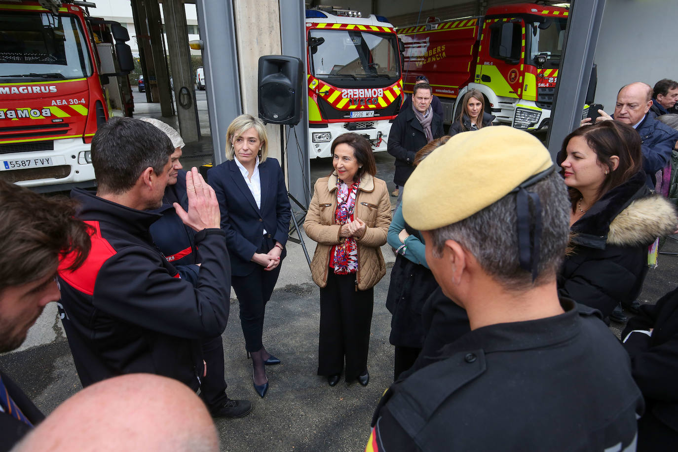 Visita de la ministra Margarita Robles a los bomberos de Valencia