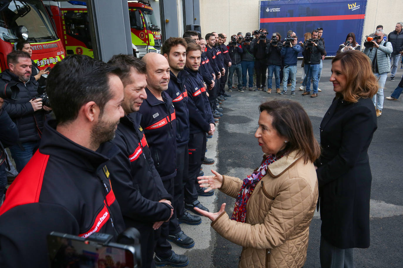 Visita de la ministra Margarita Robles a los bomberos de Valencia