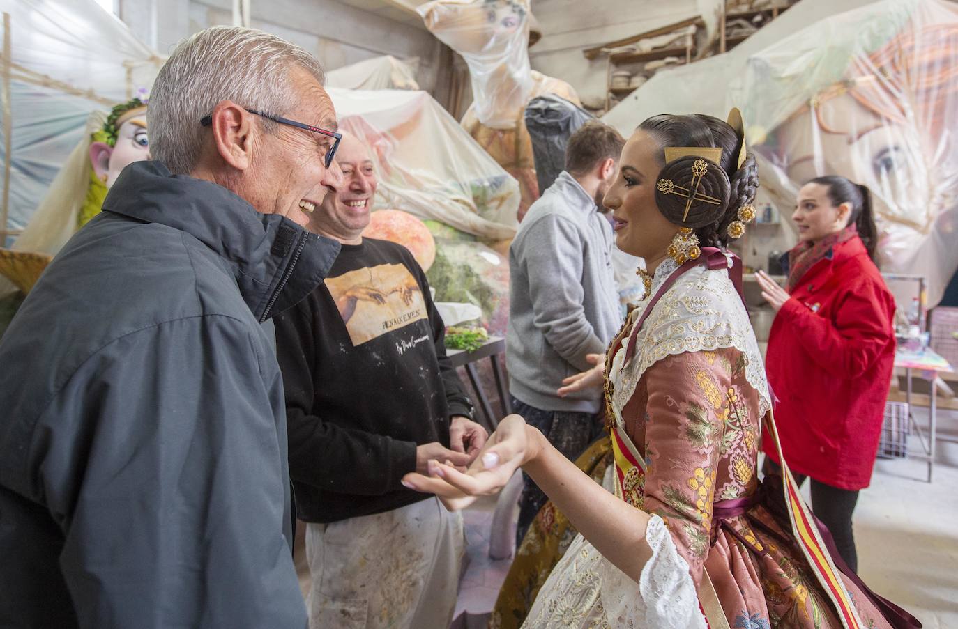 Visita de las falleras mayores a la Ciudad Fallera