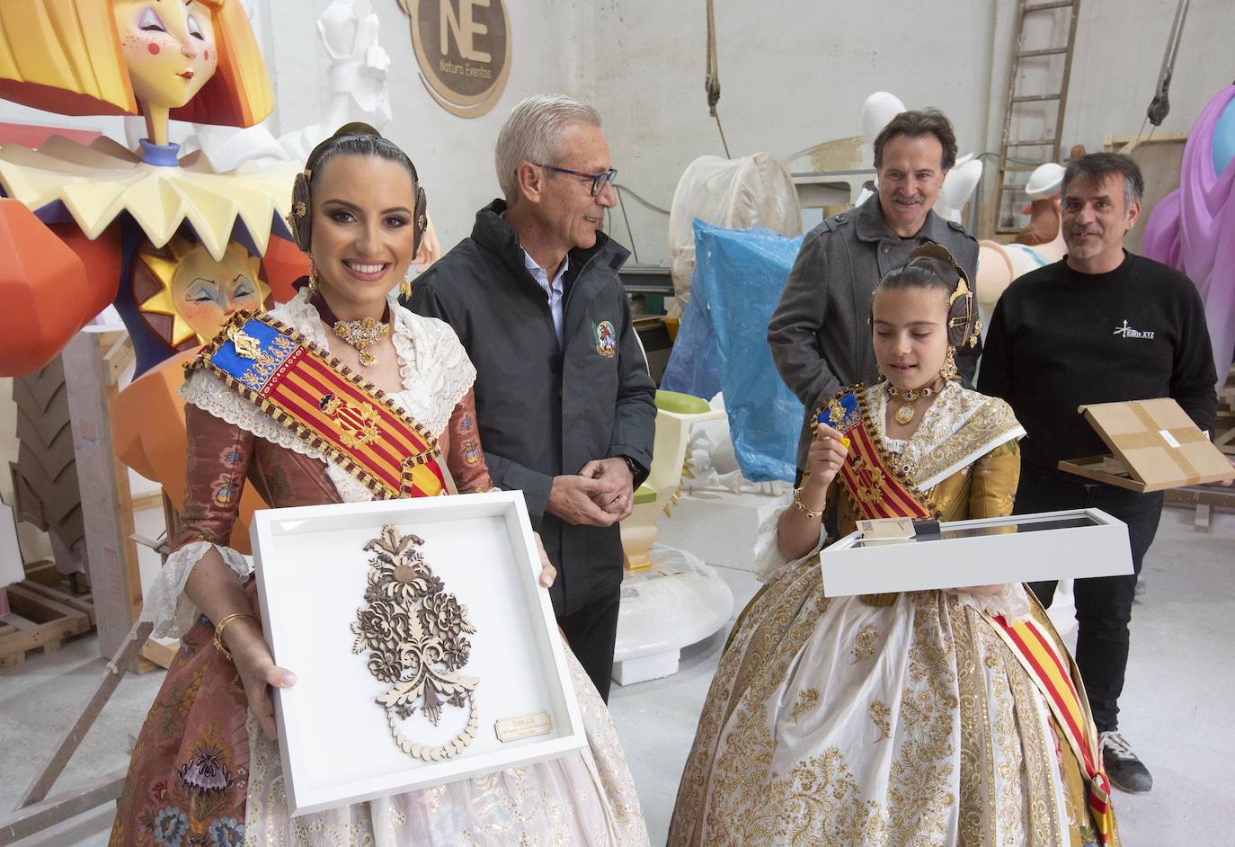 Visita de las falleras mayores a la Ciudad Fallera