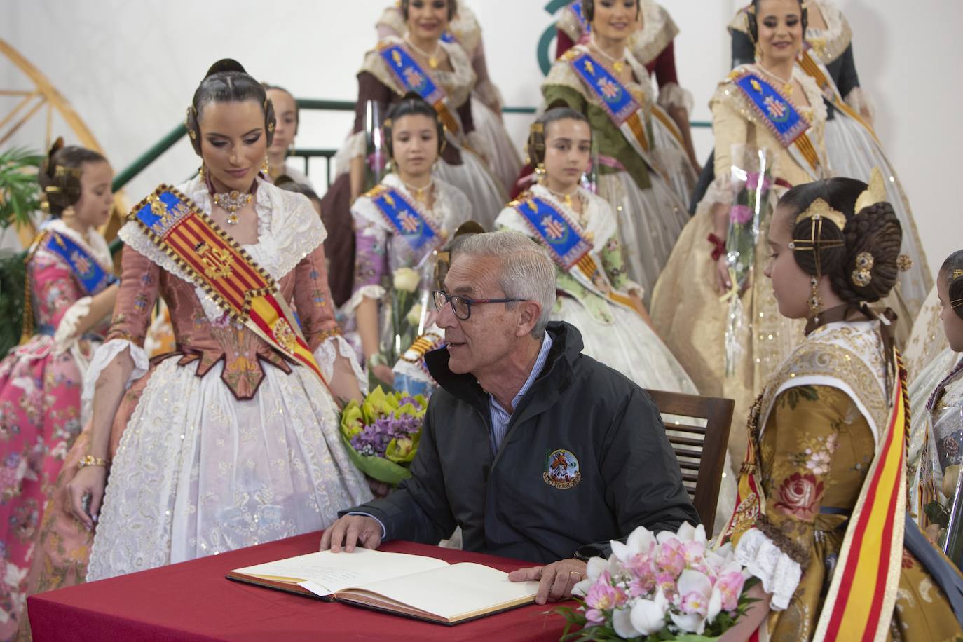 Visita de las falleras mayores a la Ciudad Fallera