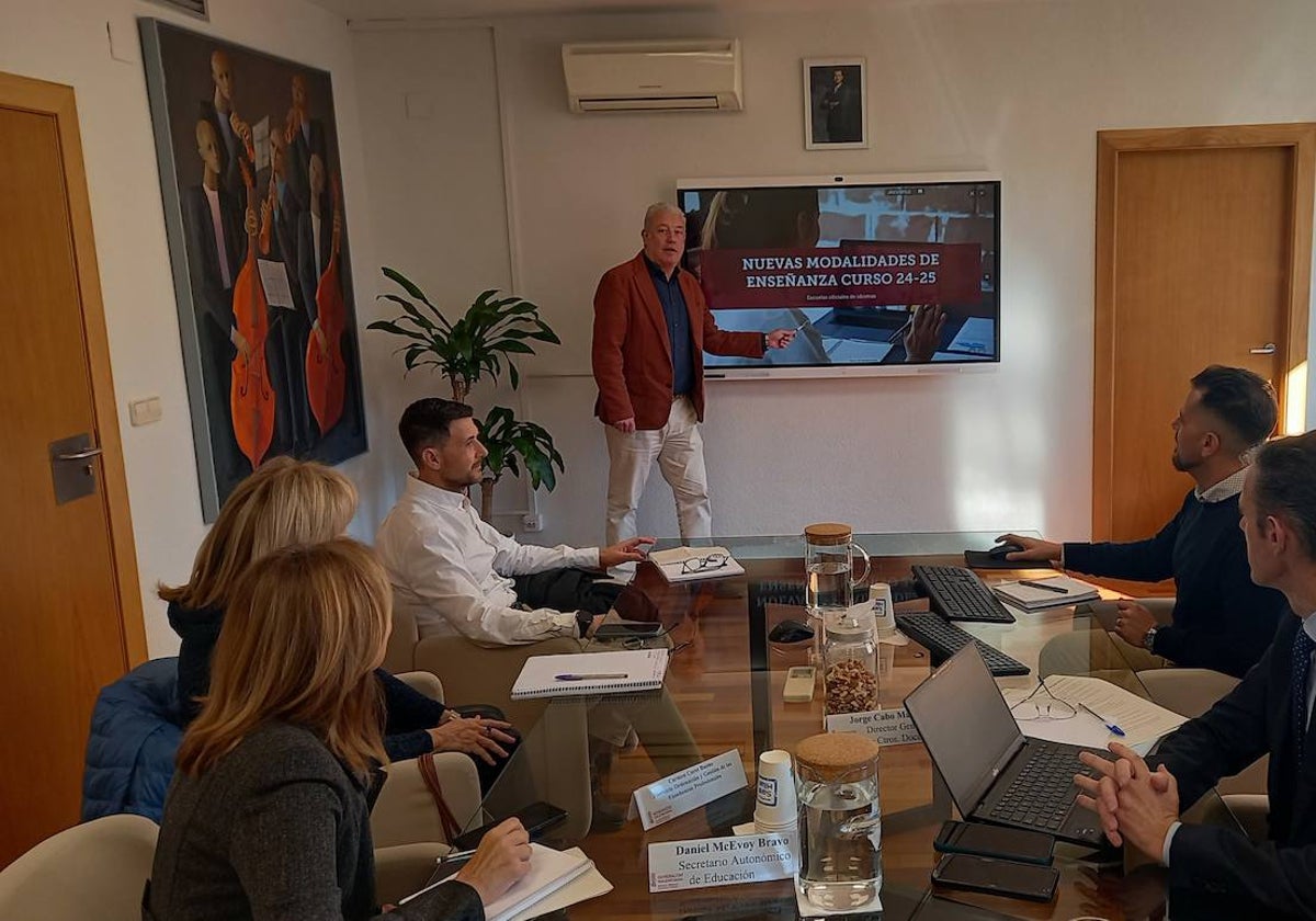 McEvoy, durante una reunión para informar de la nueva oferta.