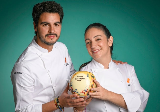 Alejandra Herrador y Emanuel Carlucci, del restaurante Atalaya, que asciende a Dos Soles.