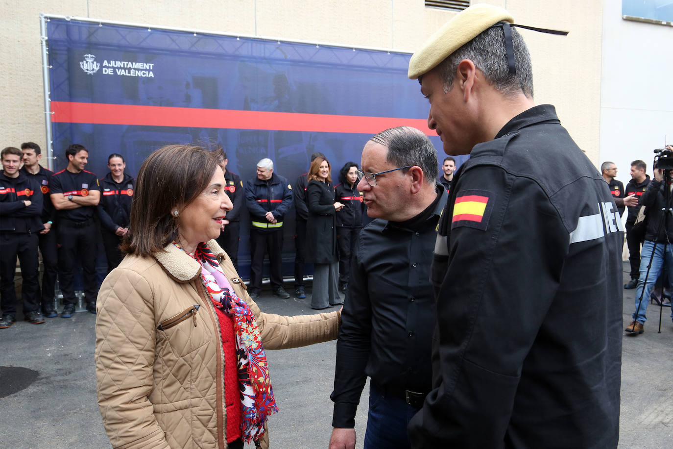 Visita de la ministra Margarita Robles a los bomberos de Valencia