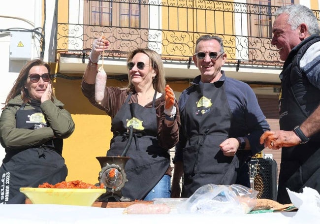 Nuria Montes con la sobrasada recién elaborada.