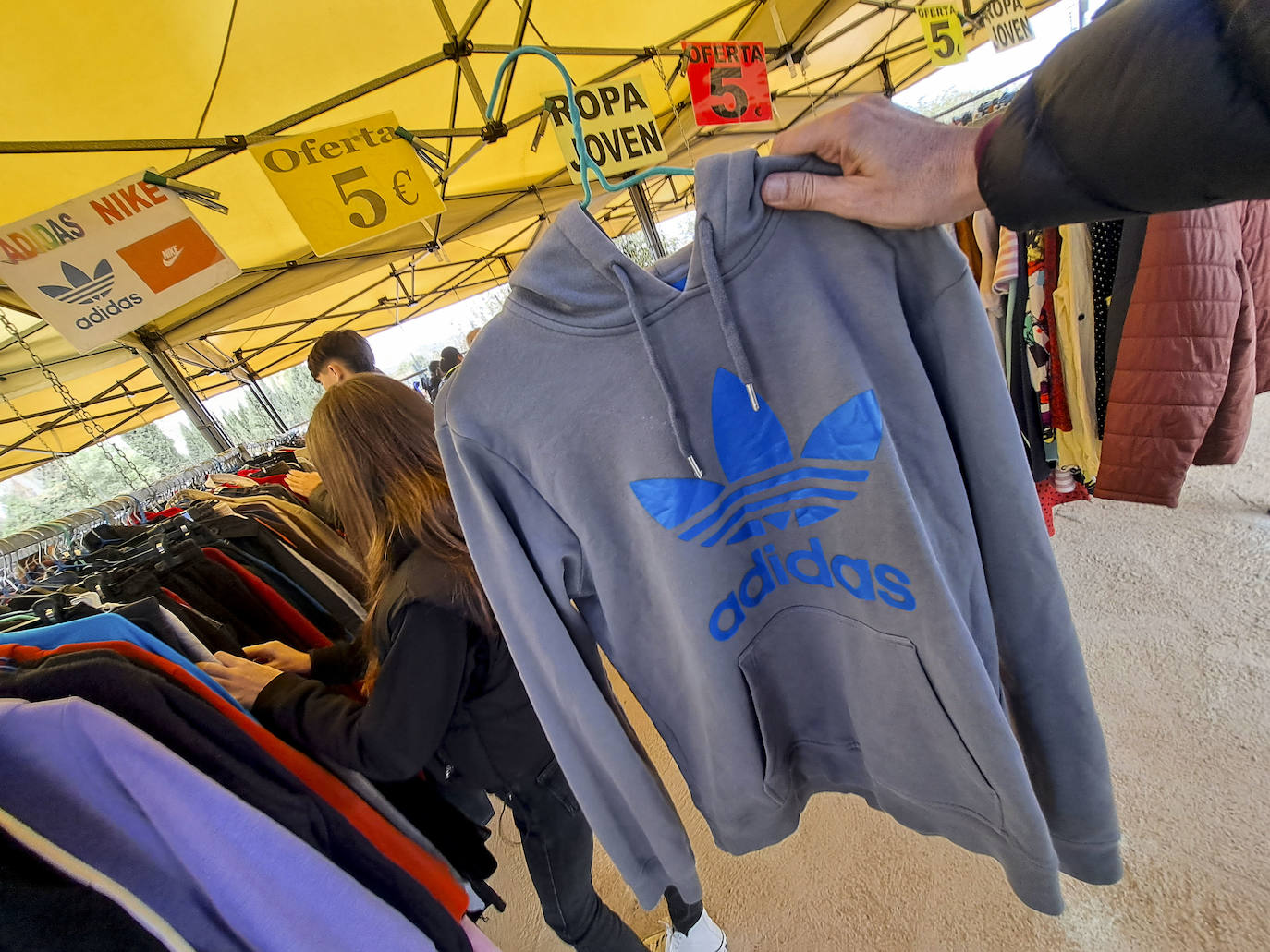 Imagen secundaria 2 - Algunos de los productos falsificados del mercadillo de Benaguassil