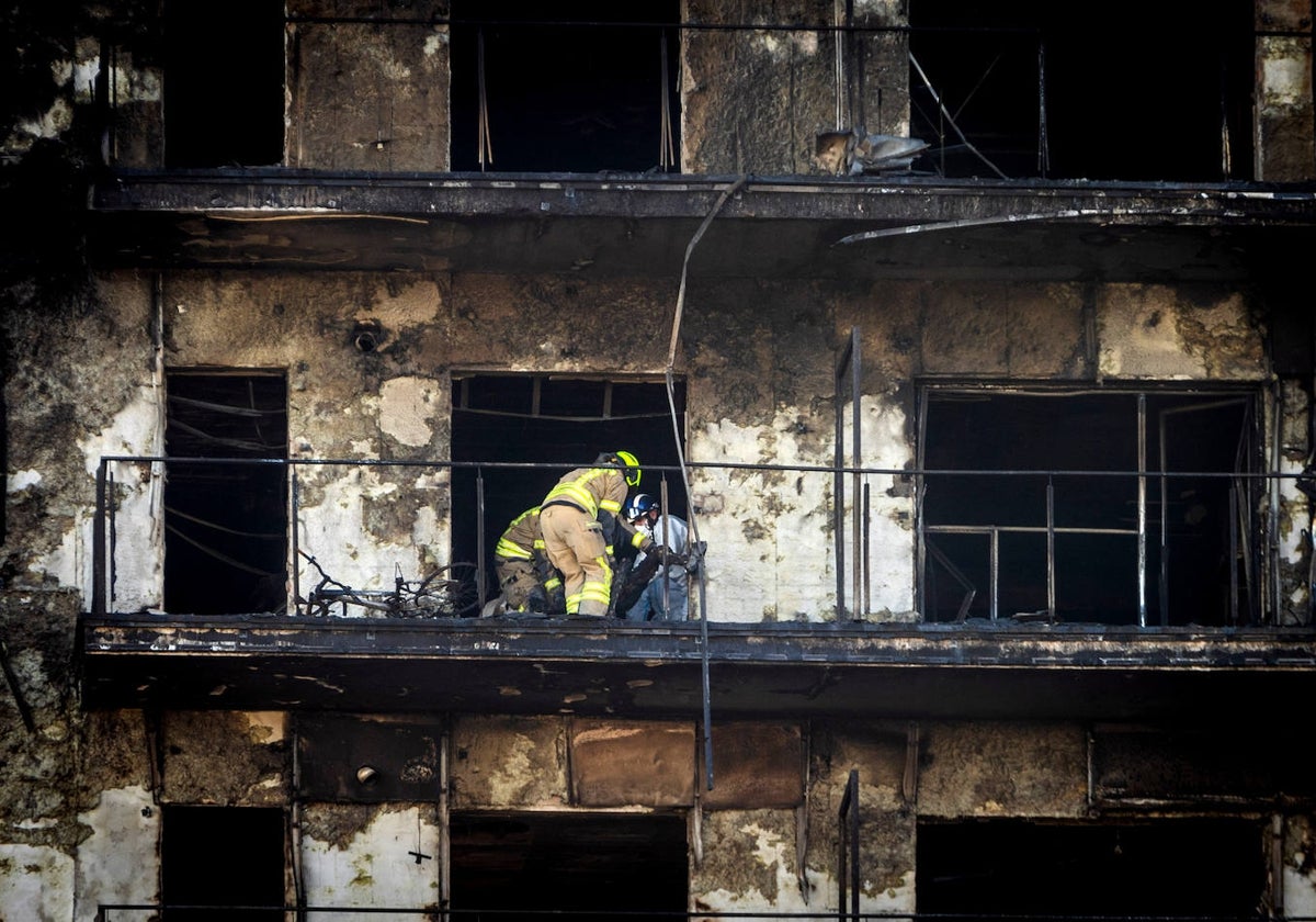 Los bomberos, tras el incendio en Campanar.