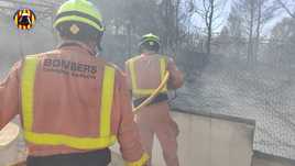 Los bomberos protegen de las llamas las viviendas de Real.