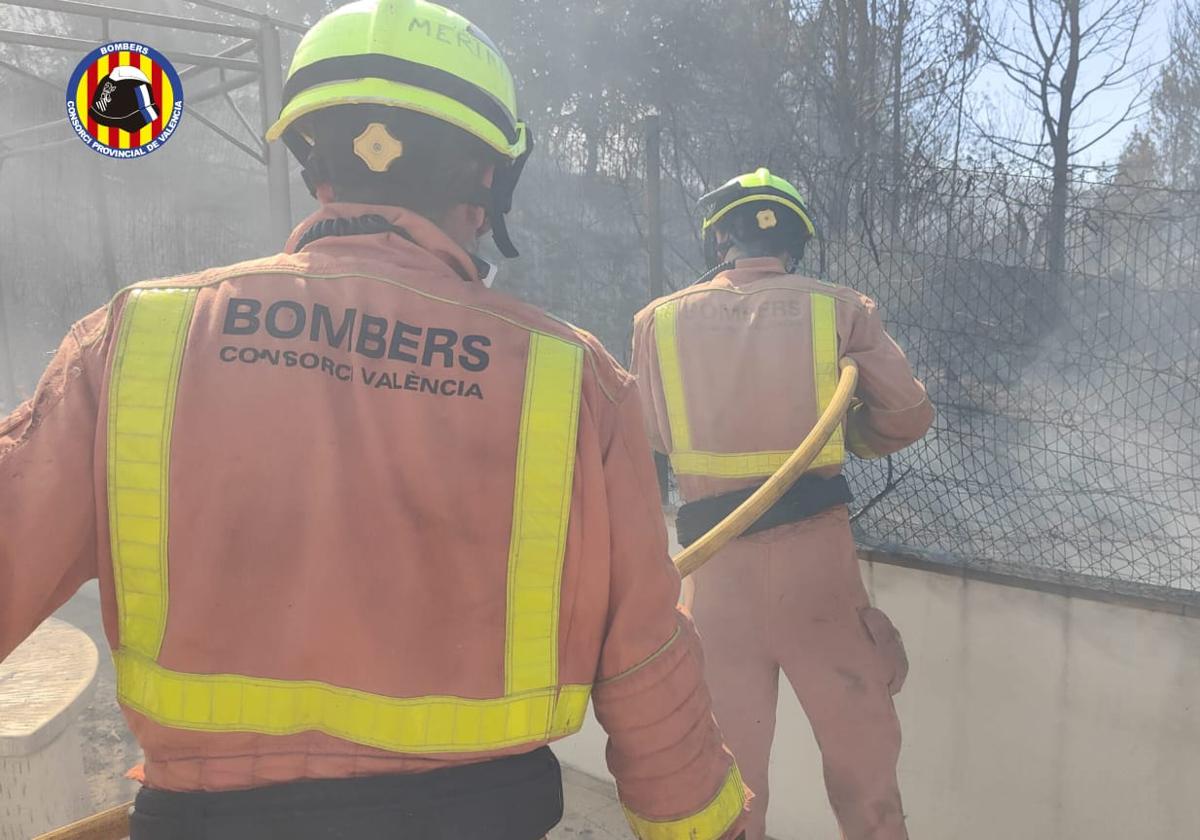 Los bomberos protegen de las llamas las viviendas de Real.