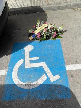 Centro floral en una de las plazas de aparcamiento.