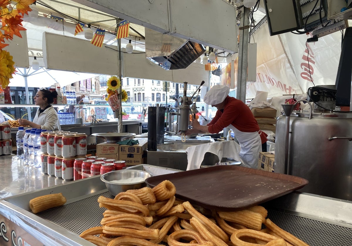 Una de las churrerías instaladas estas Fallas en Valencia.