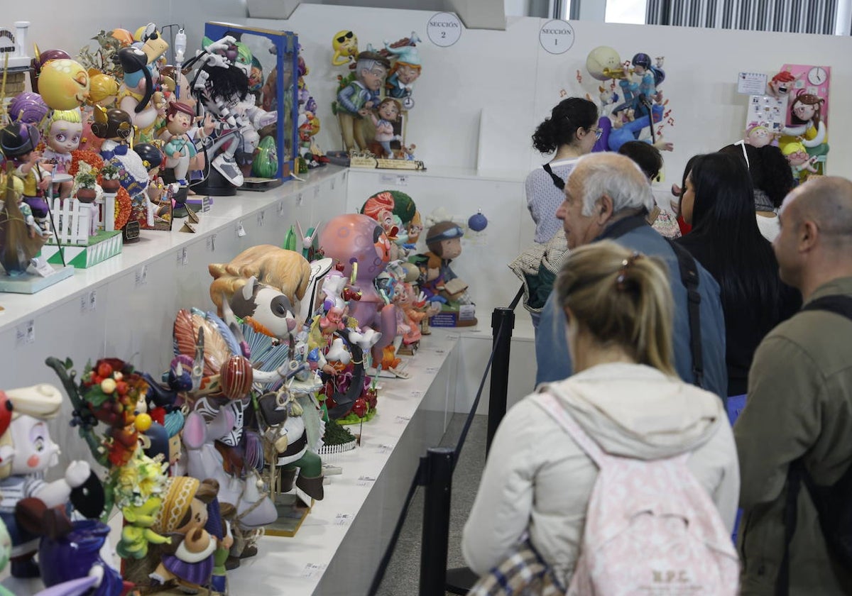 Visitantes en los primeros días de la Exposición del Ninot, en el museo Príncipe Felipe.