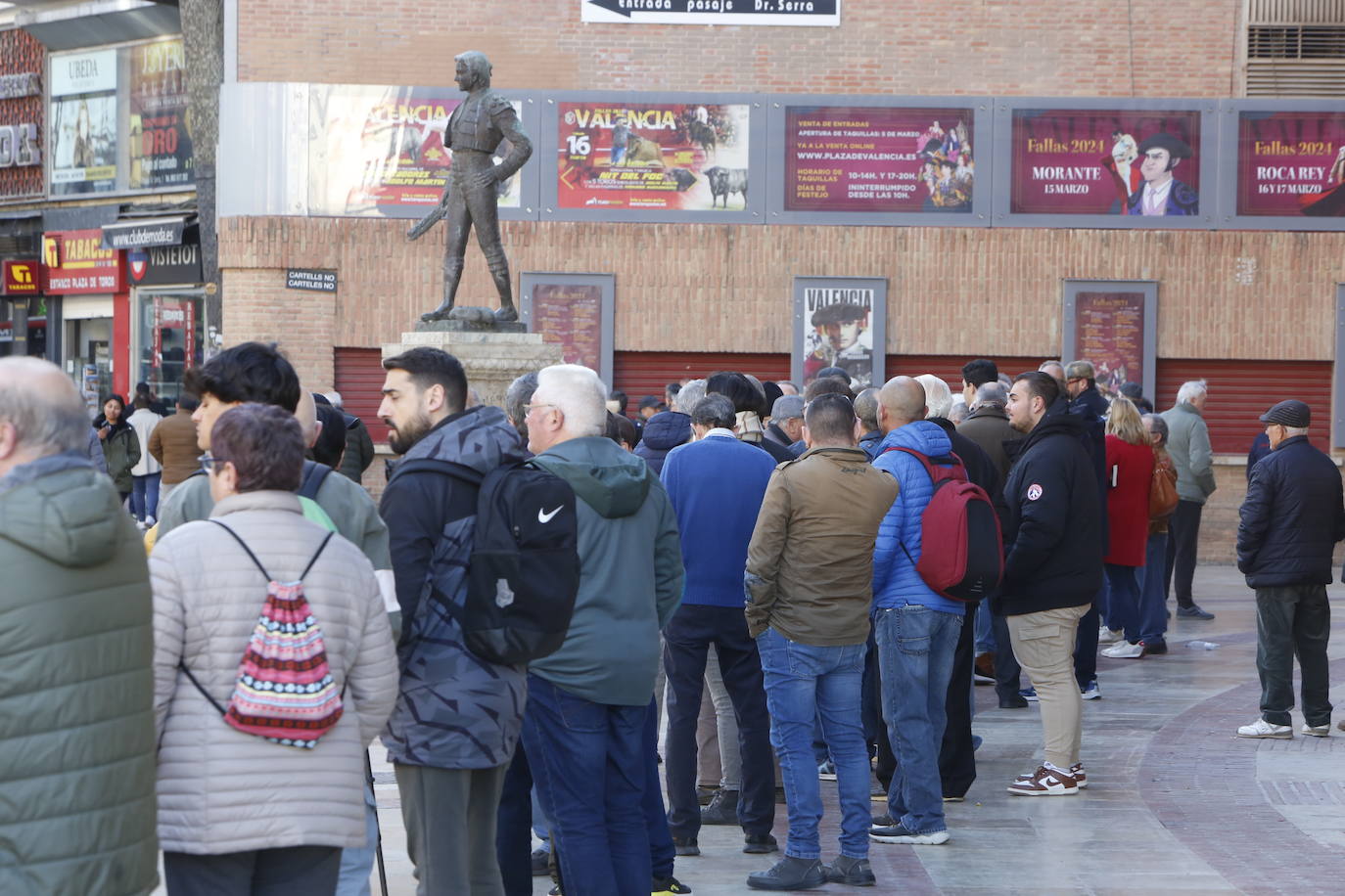 Decenas de personas guardan cola en la taquilla de la plaza de toros de Valencia.