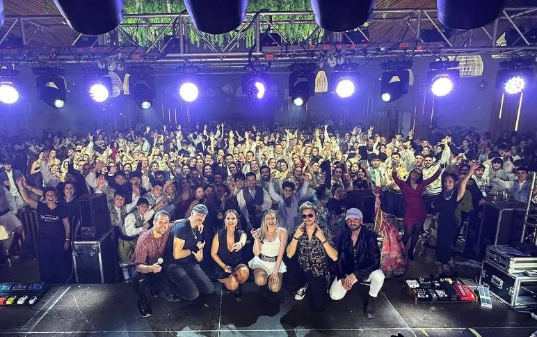 Actuación de la Orquesta Montecarlo en la Falla Plaça Major Alzira.