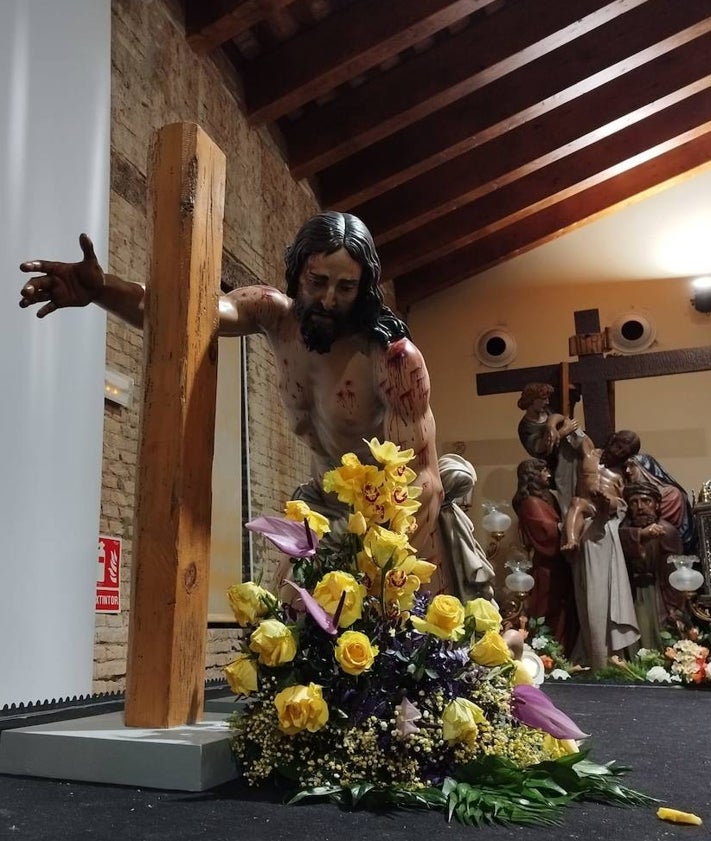 Imagen secundaria 2 - Presentación de las tallas en un acto presidido por la edil de Fiestas, Mónica Gil, y dos de los facsímiles.