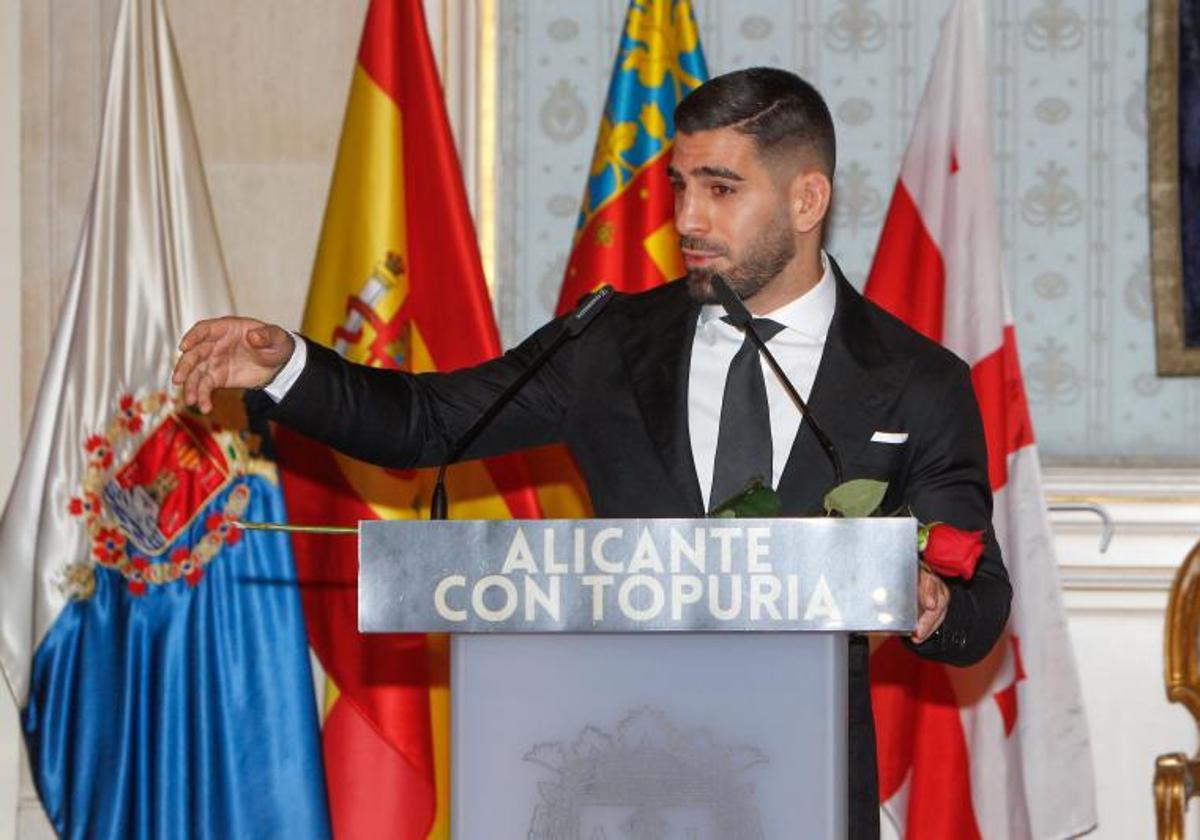 El campeón del mundo de UFC peso pluma, Ilia Topuria, durante el homenaje que recibió en Alicante