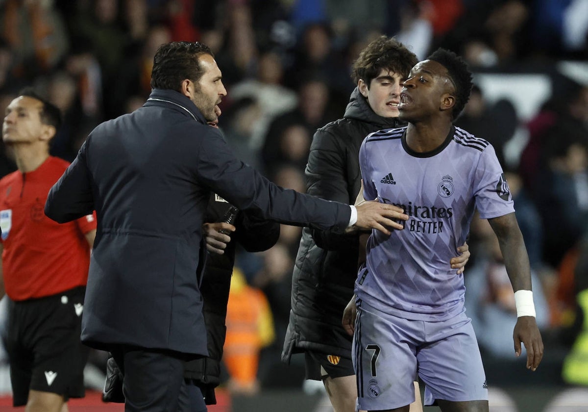 Vinícius, encarándose con los valencianistas.