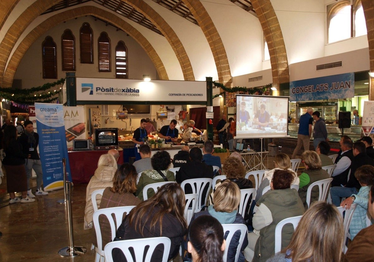 El chef Borja Susilla durante el 'showcooking' en el Mercat Municipal.