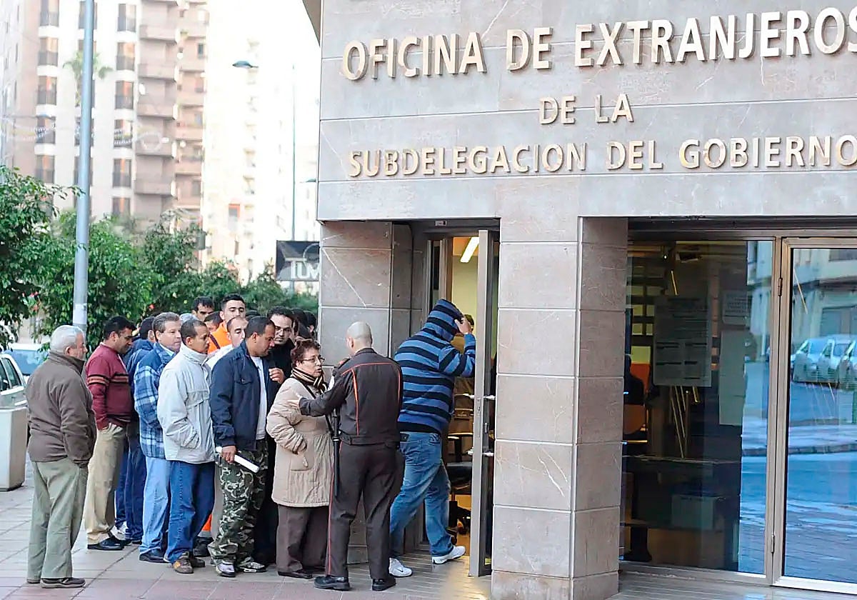 Fila ante una oficina de extranjería en Valencia.