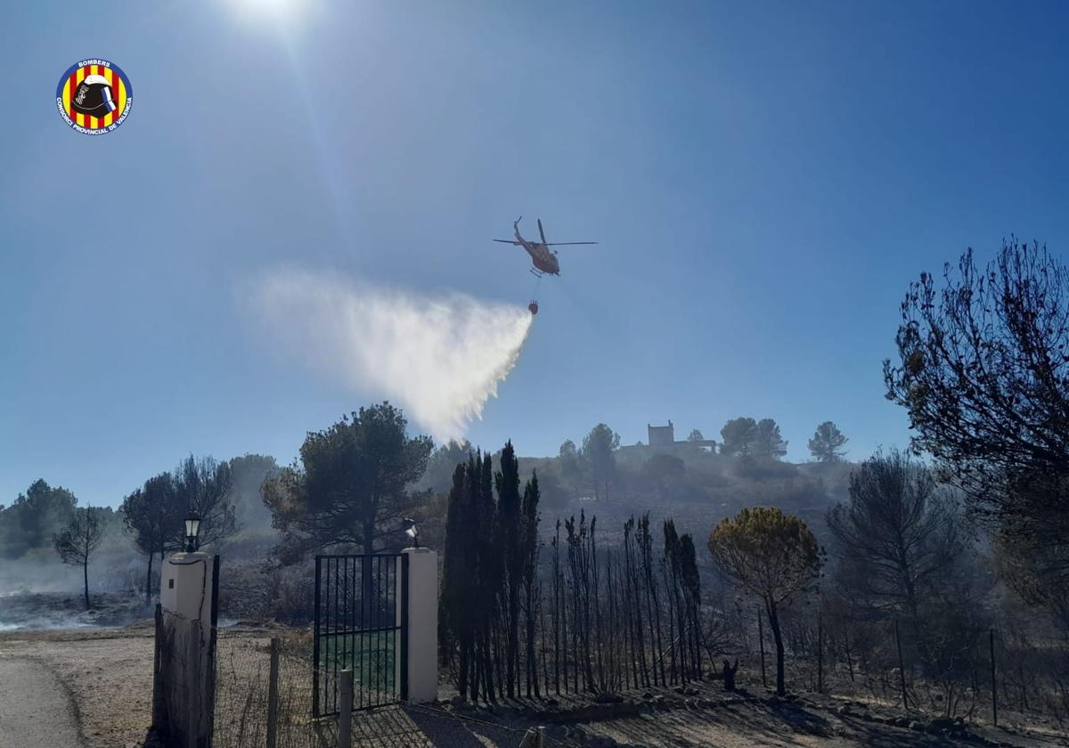 Medio aéreo trabajando en el fuego del martes en Real.