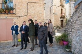 El director general, José Antonio Redorat, durante su visita por el barrio medieval.