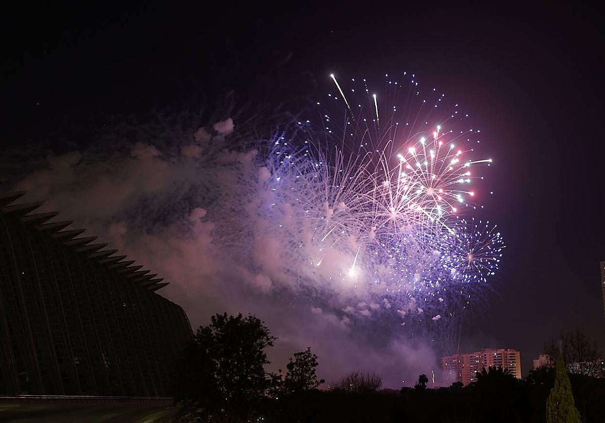 Castillo pirotécnico frente a Les Arts.