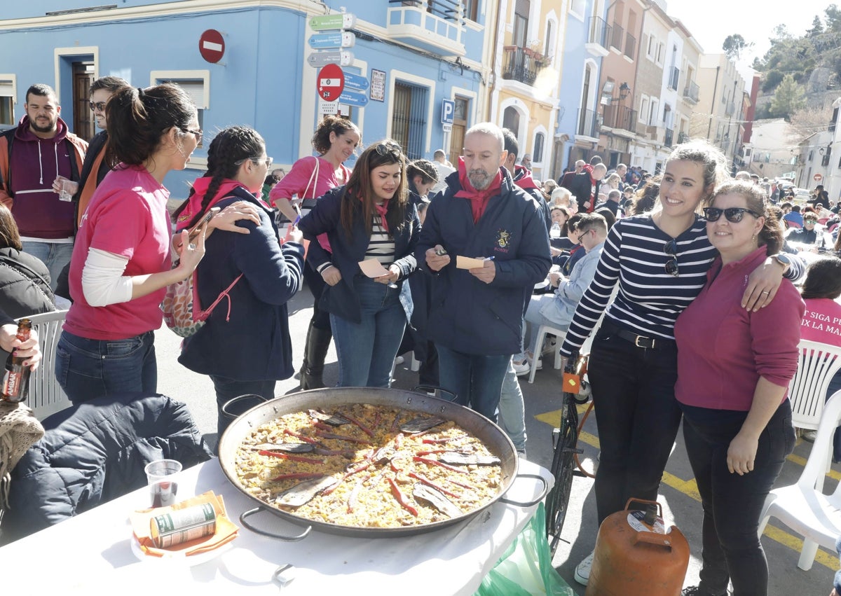 Imagen secundaria 1 - Concierto organizado por la falla Saladar y concurso de paellas de Baix la Mar. 