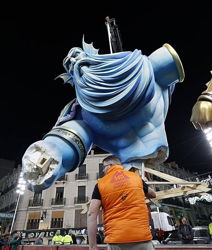 Imagen secundaria 2 - Los ninots de Almirante y Convento aterrizan en sus plazas