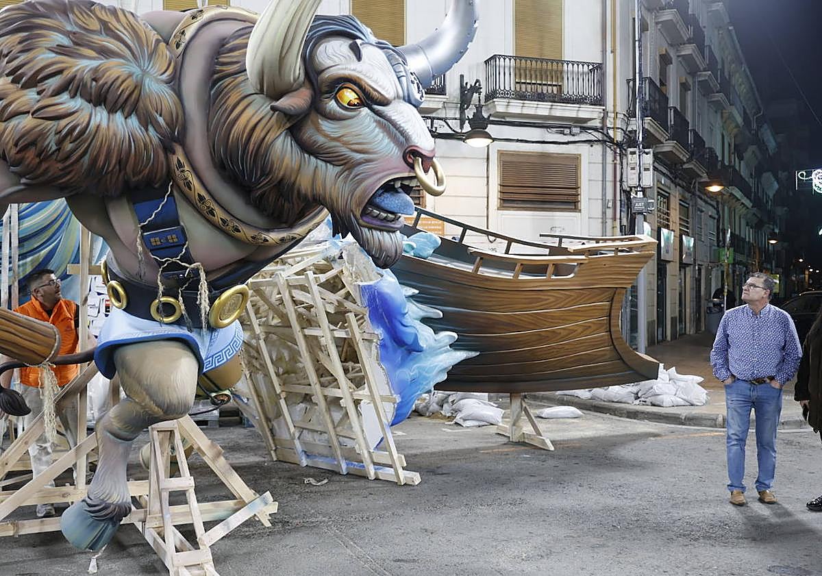 Imagen principal - Los ninots de Almirante y Convento aterrizan en sus plazas