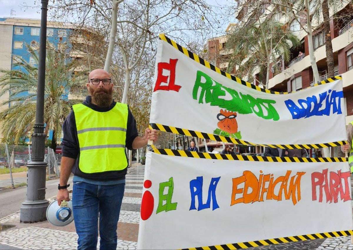 Imagen secundaria 1 - Zonas en obras del colegio y padres durante una protesta.