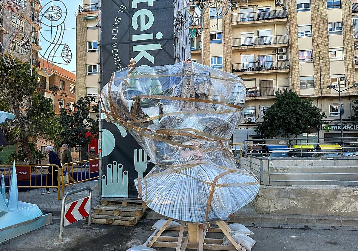Imagen principal - Los ninots de Almirante y Convento aterrizan en sus plazas