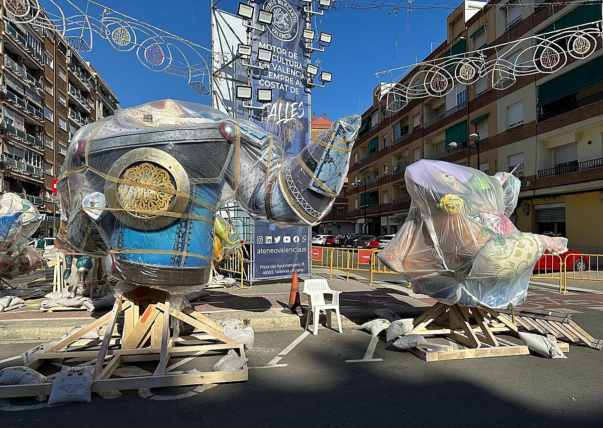 Imagen secundaria 1 - Los ninots de Almirante y Convento aterrizan en sus plazas