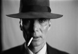 Cillian Murphy interpreta a Oppenheimer.