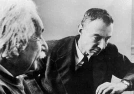 Oppenheimer junto a Einstein.