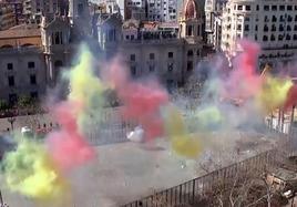 Mascletà en la plaza del Ayuntamiento de Valencia.