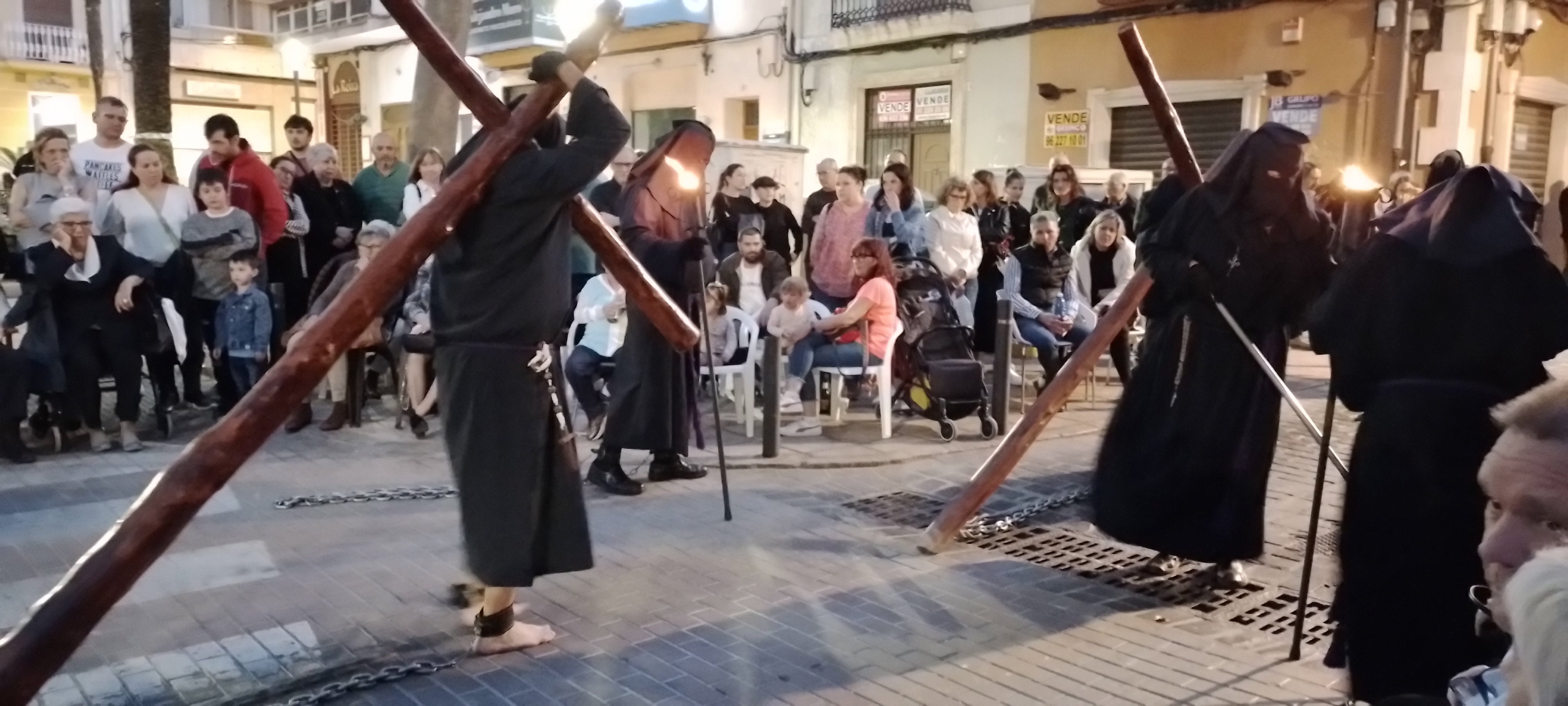 La Hermandad de Penitentes de la Santísima Cruz celebra el X aniversario de su contitución.