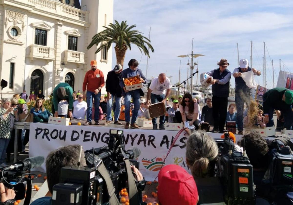 Los agricultores lanzaron producto al suelo como protesta.