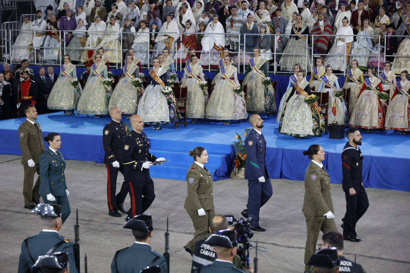 Las falleras mayores de Valencia visitan la Falla del Ejército