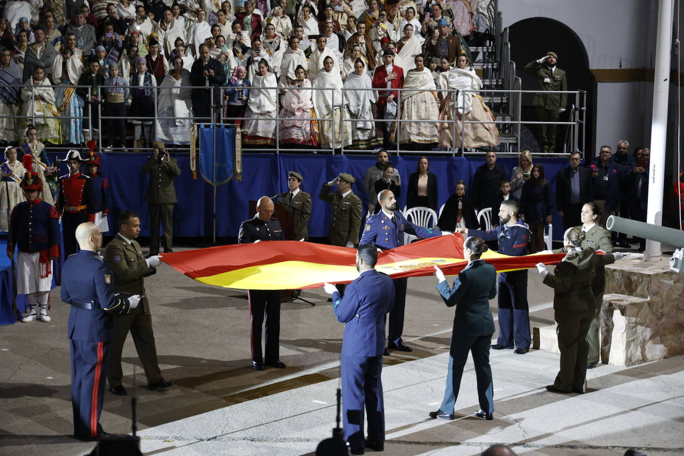 Las falleras mayores de Valencia visitan la Falla del Ejército